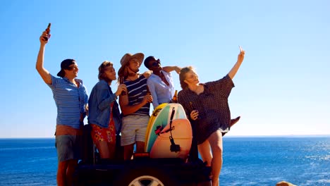 Grupo-de-amigos-tomando-selfie-con-teléfono-móvil-4k