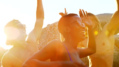 Group-of-friends-having-fun-in-the-beach-4k