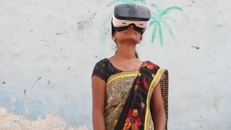 Junger-Teenager-Mädchen-tragen-VR-VR-Kopfhörer-arbeiten-Spiele-genießen-Musik-engagieren-Kino-Film-Hände-Punkt-Schneide-zeitgenössische-drahtlose-Kommunikation-Technik-surreale-Indien-ländlichen