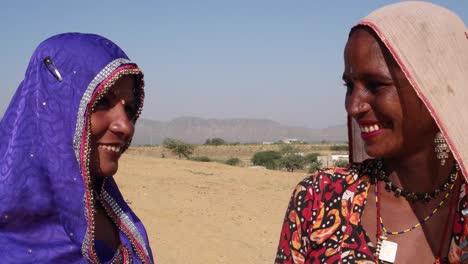 Close-up-portrait-of-two-friends-in-traditional-dresses-in-the-desert