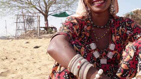 Retrato-de-mujer-tribal-India-relajado-sonriendo-con-alegría-y-calma