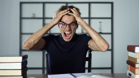 Estudiante-preocupado-con-el-estudio-de-enojado,-subrayó-a-hombre-teniendo-problema-mientras-se-prepara-para-el-examen.-Educación,-tensión,-gritos,-apatía