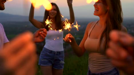 Die-Jugendlichen-halten-Bengal-Lichter.-Abendzeit,-Slow-motion