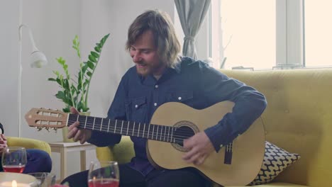 Joven-tocando-la-guitarra