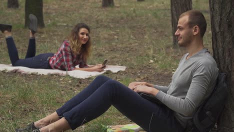 Adult-man-and-woman-spending-time-in-the-park