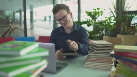 Gut-aussehender-Mann-studiert-in-der-Bibliothek