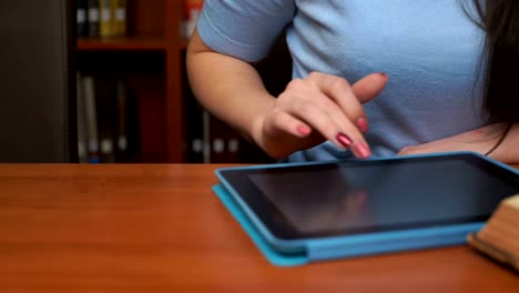 hübsches-Mädchen-mit-Tablet-Computer-in-der-Bibliothek-oder-im-Büro.