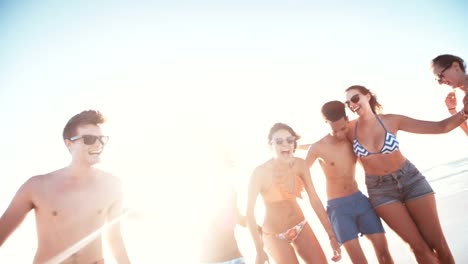 Gruppe-von-Freunden-springt-gerne-gemeinsam-am-Strand