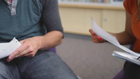 Die-Kamera-dreht-als-Studenten,-die-Notizen-in-einer-Studie-circle