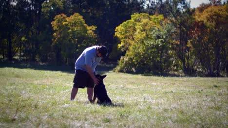 Hund-und-Trainer-und-Deutscher-Schäferhund