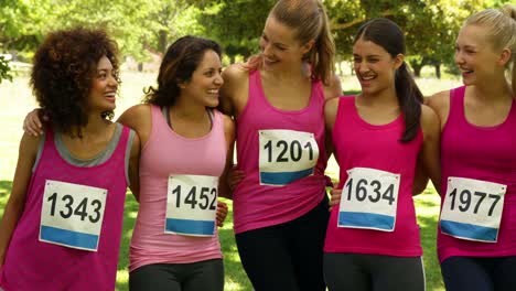 Glückliche-Frau-Rennen-in-pink-breast-cancer-awareness