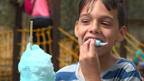 Chico-joven-feliz-comiendo