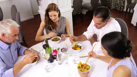 Amigos-disfrutando-de-una-comida-asiática-juntos