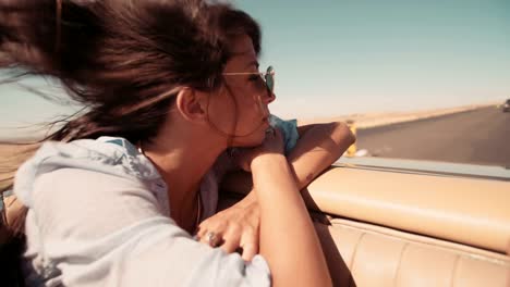 Hipster-estilo-boho-Chica-disfruta-de-cabello-desplazado-por-el-viento-en-el-verano-de-viaje