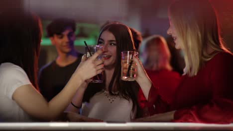 Tres-chicas-en-un-bar-en-un-Club-tienen-una-Longdrink