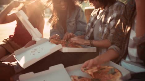 Freunde-Essen-pizza-im-Hafen-in-der-Nähe-der-klassisch-van