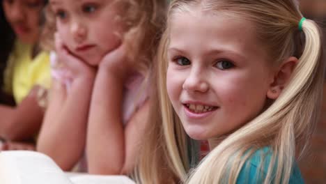 Niña-sonriendo-a-la-cámara-durante-el-tiempo-de-la-biblioteca