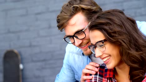 Amigos-buscando-en-el-smartphone-y-sonriendo