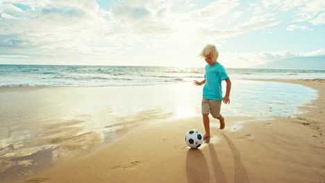 Hijo-de-padre-que-se-divierten-en-la-playa