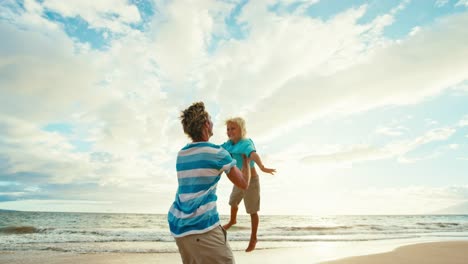 Vater-Sohn-Spaß-am-Strand