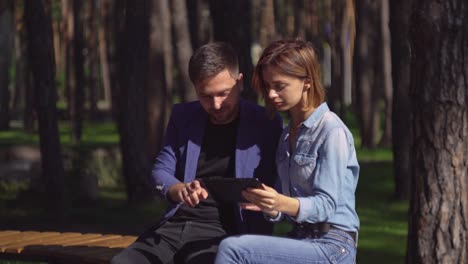 Pair-in-love-using-modern-device-in-city