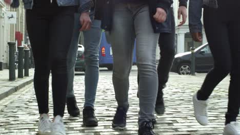 Close-Up-de-adolescentes-caminando-por-urbano-Calle-tiro-de-R3D