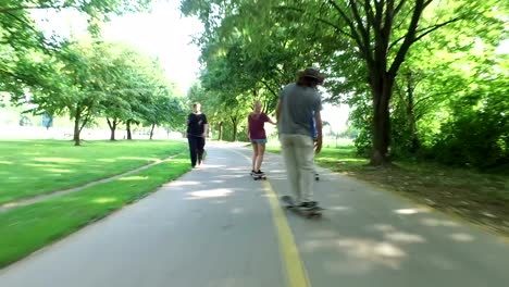 Tres-personas-que-se-divierten-Skate