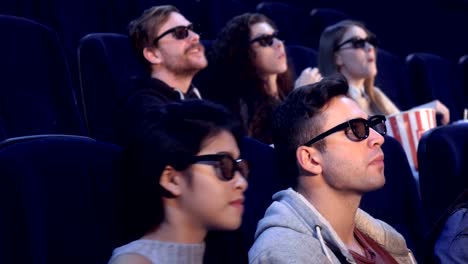 Gente-ver-película-3D-en-el-cine