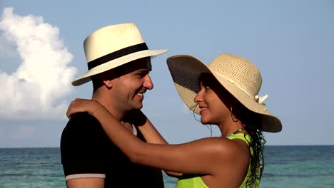 Joven-pareja-de-turistas-bailando-en-vacaciones-de-verano