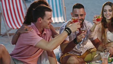 Impresionante-picnic-en-la-playa-con-amigos