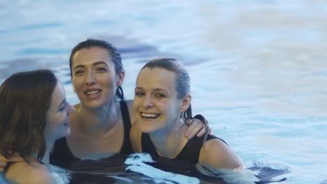 Tres-chicas-divirtiéndose-en-la-piscina