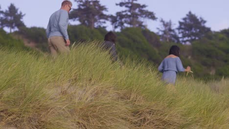 Freunde-am-Strand-zu-Fuß-in-Rasen