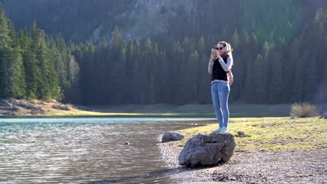 junges-Paar-zu-Fuß-entlang-des-Sees