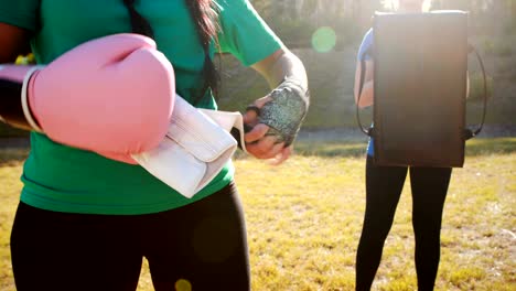 Teenager-Mädchen-mit-Handschuhen-während-der-Hindernis-Parcours