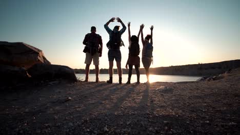 Viajeros-felices-posando-en-Costa