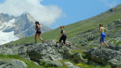 Tres-mujeres-acumular-una-cadena-de-montañas-de-gran-altitud.