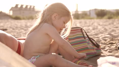 Kleines-Mädchen-am-Meer-am-Strand-bei-sonnigem-Wetter