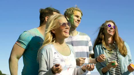 Multi-ethnischen-Gruppe-von-vielfältigen-Jugendlichen-tanzen-zur-Feier-des-Holi-fest.-Sie-haben-enorm-viel-Spaß-an-diesem-sonnigen-Tag.