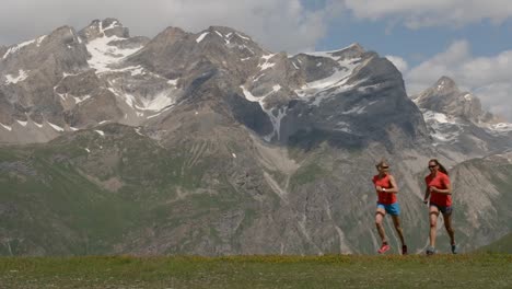 Dos-mujeres-corriendo-encima-de-una-montaña.