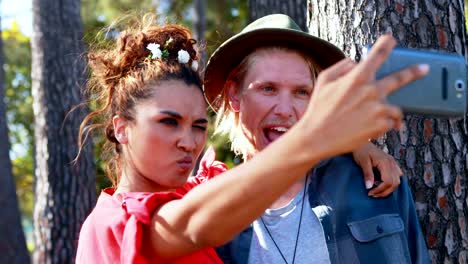 Pareja-hipster-tomando-un-selfie-4k