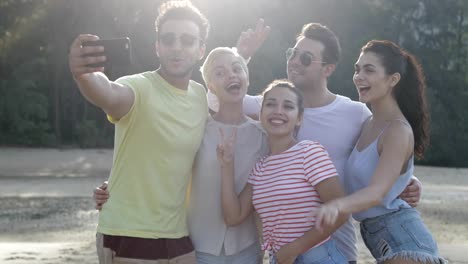 Menschen-fotografieren-Selfie-zusammen-am-Strand,-Young-Friends-Gruppe-posiert-im-freien-Tageslicht