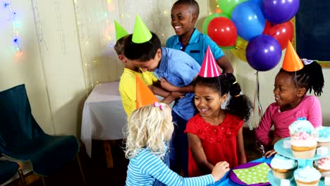 Kinder-Spaß-miteinander-während-Geburtstag-party-4k