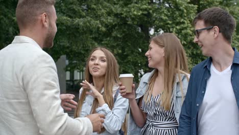 Freunde-reden-und-lachen-und-gehen-zusammen