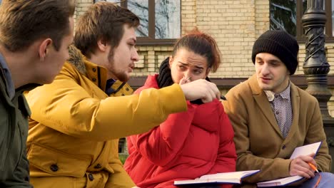 Studenten-erklärt-das-pädagogische-Material-miteinander