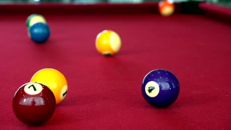 Das-Pool-Billard-Spiel-auf-roten-Filz-Tabelle.-Das-ist-Sport