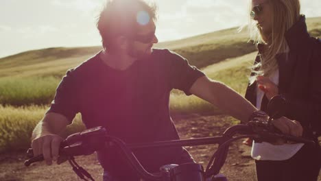 Paar-am-Motorrad-den-Sonnenuntergang