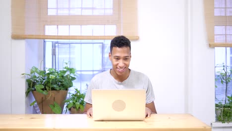 Skype,-afrikanischen-Mann-Online-Video-Chat-auf-Laptop