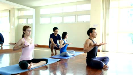 Grupo-de-jóvenes-haciendo-yoga-en-la-clase.