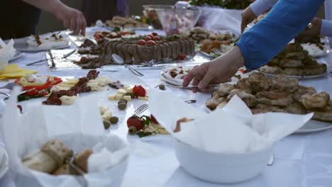 Gente-que-llena-sus-platos-de-comida-en-una-mesa-sueca