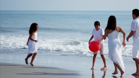 Familia-feliz-divertirse-con-bola-roja